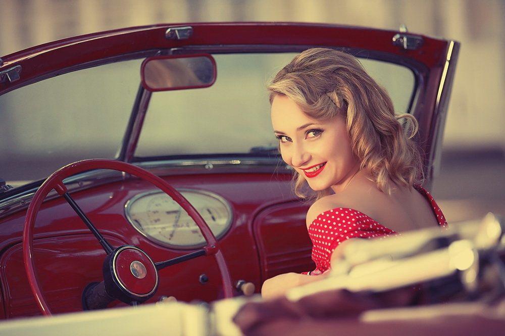 В салоне авто немецкая блондинка бесплатно отдалась очкастому водителю