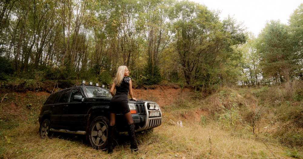 Русская блондинка поехала с парнем на природу и сосет хуй в лесу 