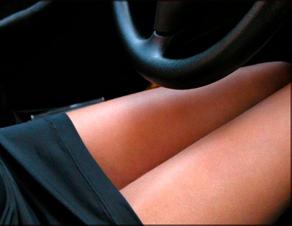 Расставленные ноги в чулках жены лежащей в машине фото