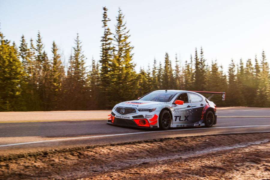 Acura TLX GT Race Car 2017 года выпуска. Фото 1. VERcity
