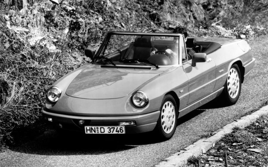 Альфа ромео машина фото 1990 2020 Alfa Romeo Spider 2.0 в кузове 115.A1, выпускаемого с 1990 года по 1993 год. Фот