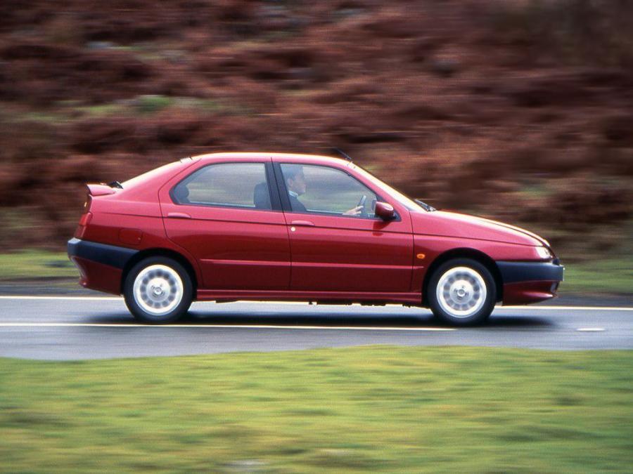 Альфа ромео 146 фото Alfa Romeo 146 Ti 1996 года выпуска для рынка Великобритании и Ирландии. Фото 6.