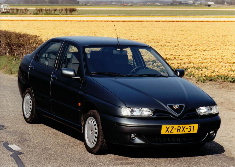 Альфа ромео 146 фото Alfa Romeo 146 в кузове 930B, выпускаемого с 1999 года по 2000 год. Фото 3. VERc