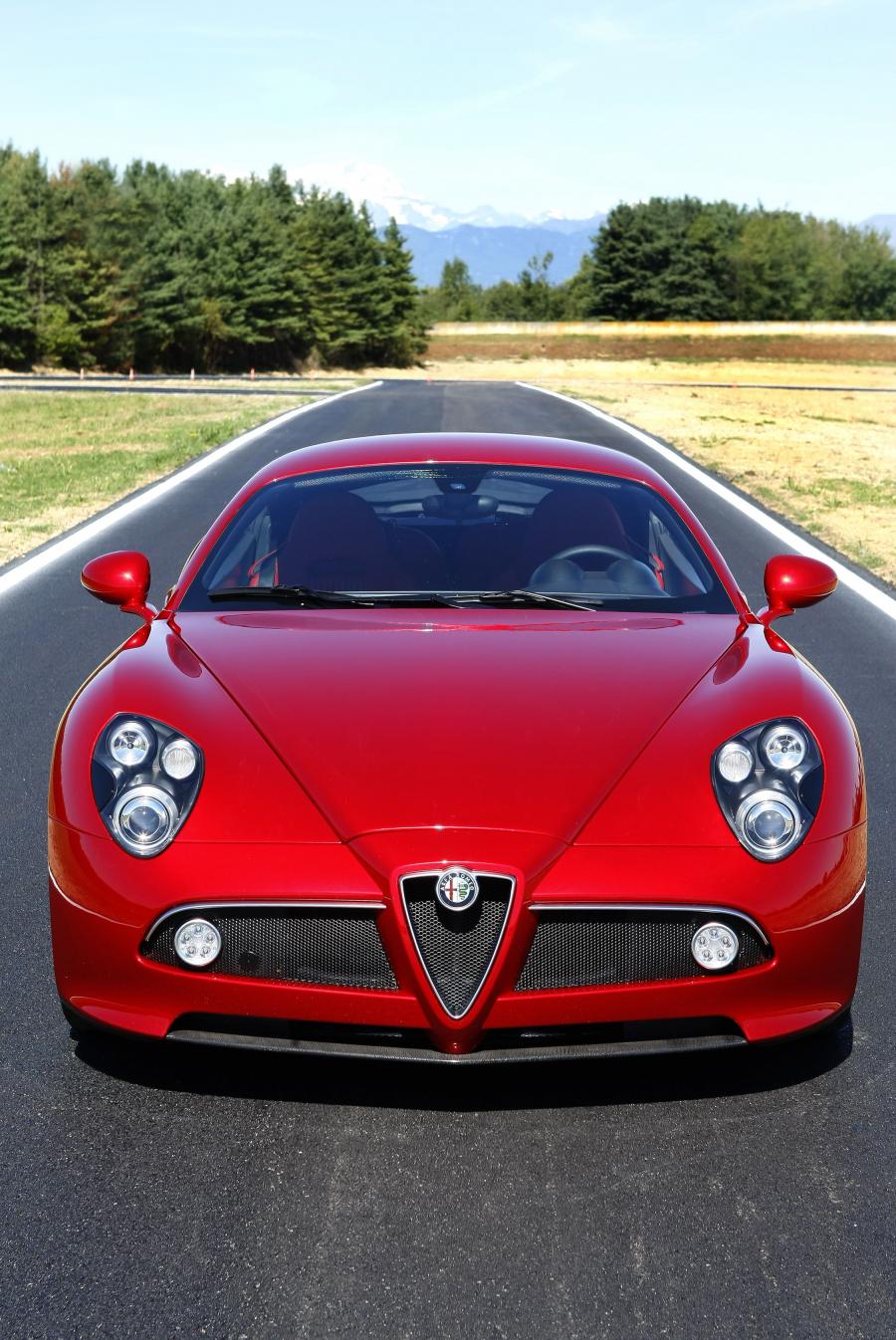 Альфа машина цена фото Alfa Romeo 8C Competizione, выпускаемого с 2006 года по 2008 год для рынка Всего