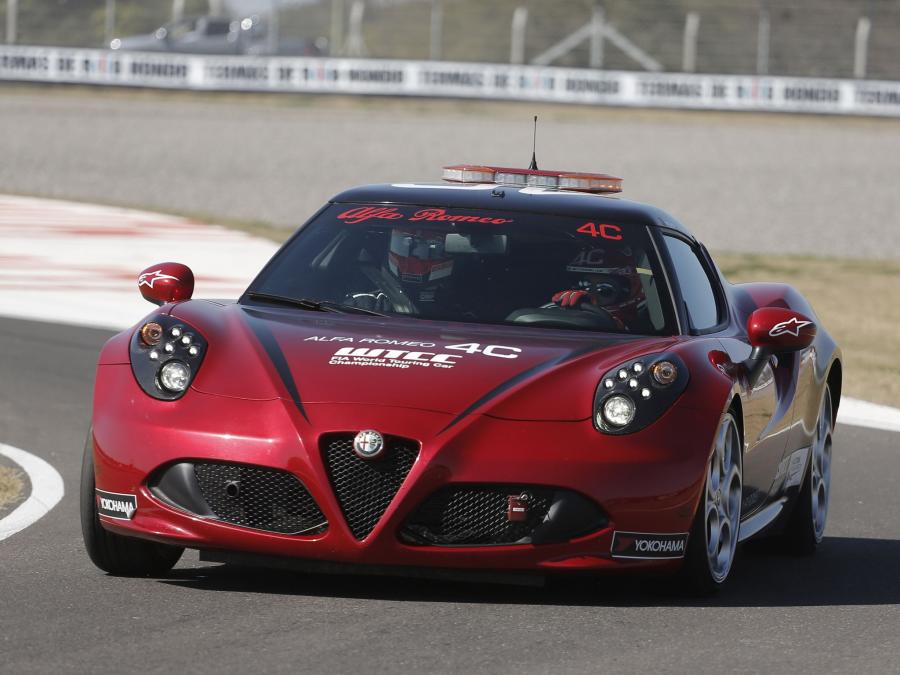 Alfa Romeo 4c красный