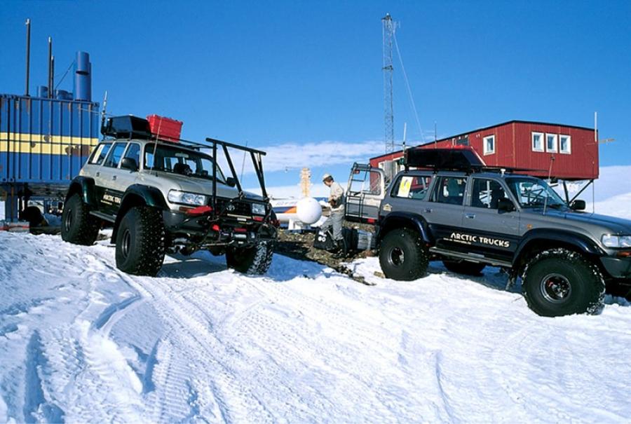 Arctic trucks. Arctic Trucks 44 1993. Прицеп Арктик Тракс. Arctic Trucks Toyota Land Cruiser Troop Carrier at44. Гелендваген Арктик Тракс.