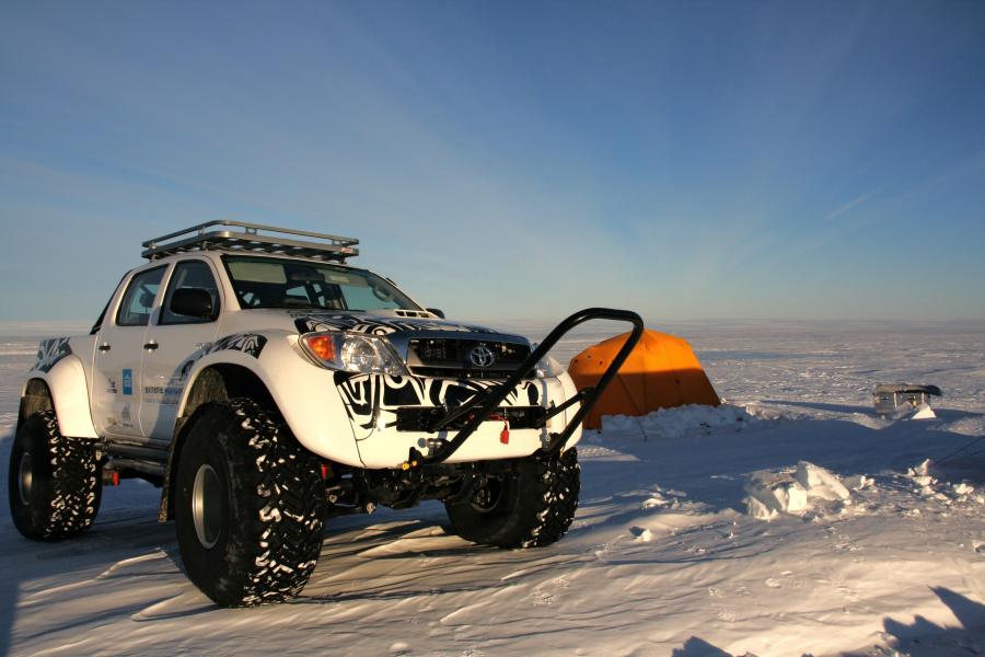 Toyota Hilux Arctic Trucks 44