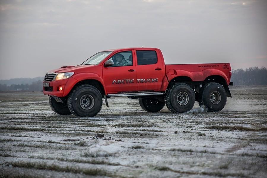 Тойота Hilux Arctic Trucks 6x6