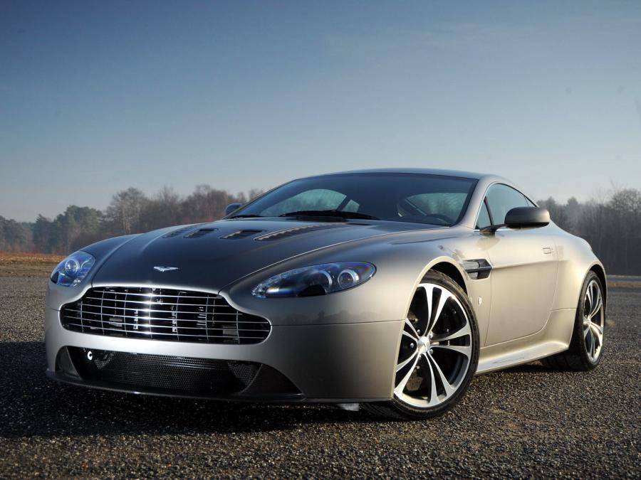 Aston Martin Vantage v12 Interior