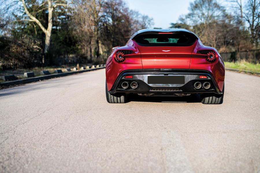 Aston Martin Vanquish Zagato shooting Brake салон