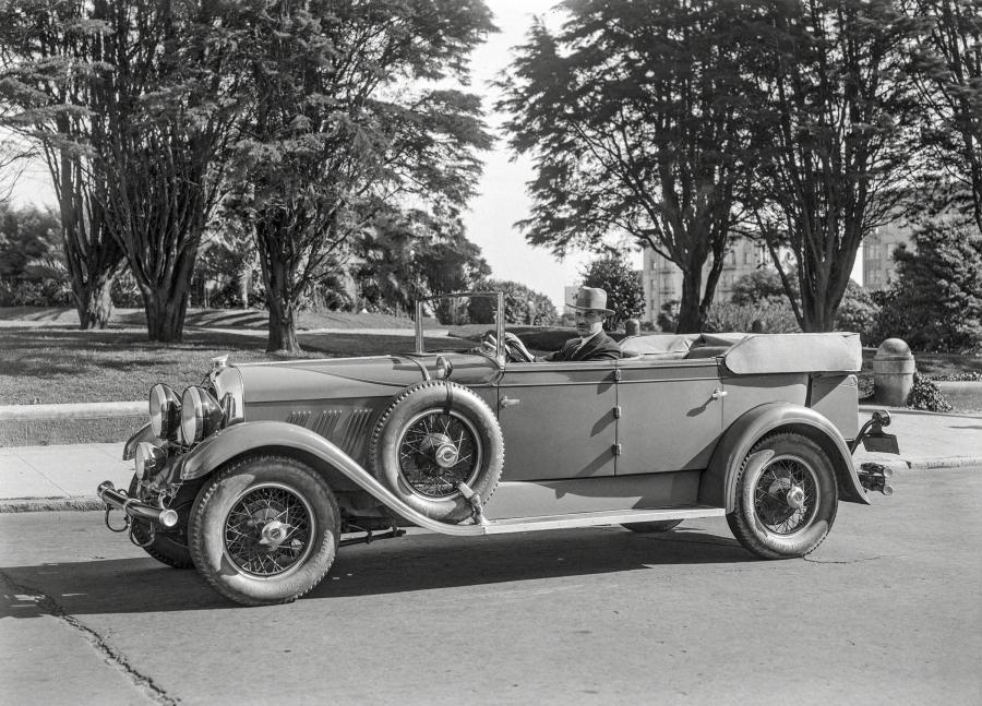 Auburn 8-88 Phaeton Sedan 1928 года выпуска. Фото 1. VERcity