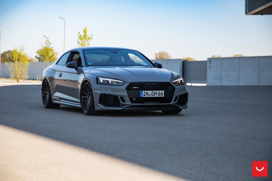 Audi rs5 Coupe серебристый