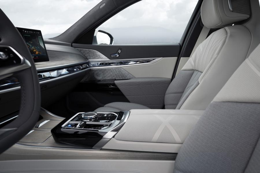 Детали интерьера BMW i7 xDrive60 (G70) 2022 года  (фото 12 из 24)