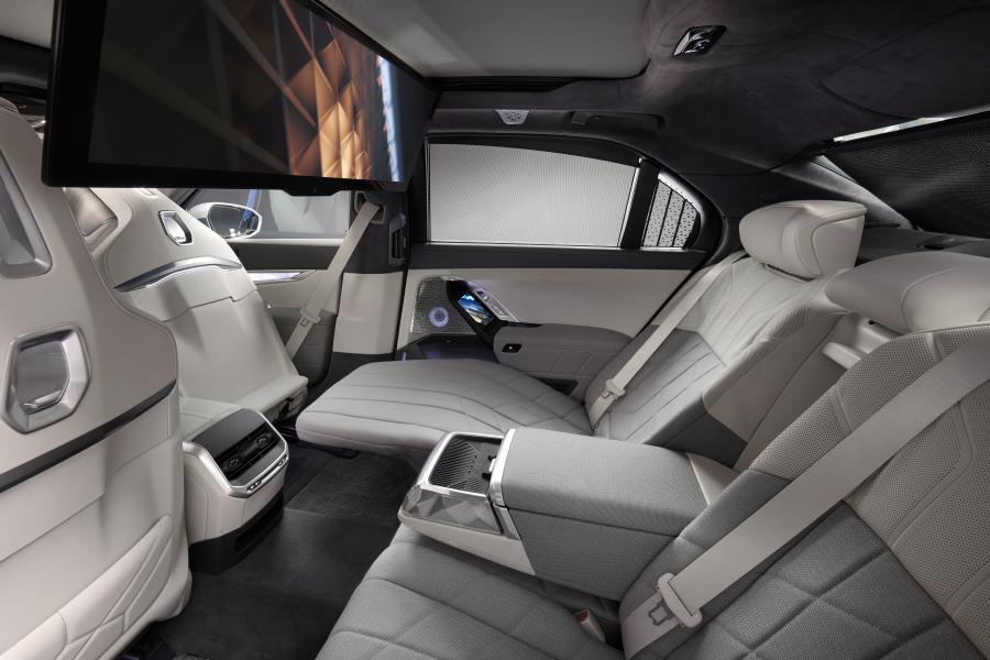 Интерьер BMW i7 xDrive60 (G70) 2022 года  (фото 16 из 24)