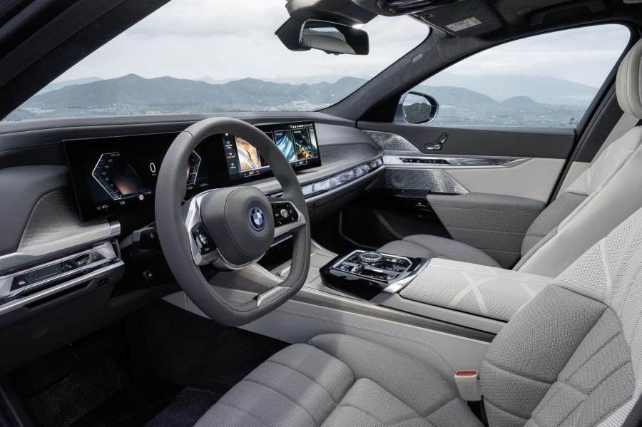 Детали интерьера BMW i7 xDrive60 (G70) 2022 года  (фото 17 из 24)