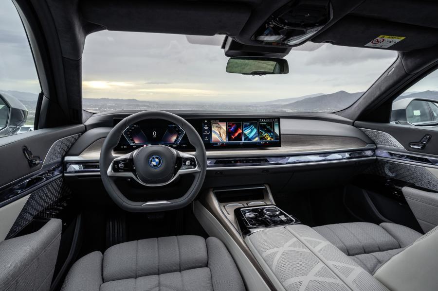 Интерьер BMW i7 xDrive60 (G70) 2022 года  (фото 18 из 24)
