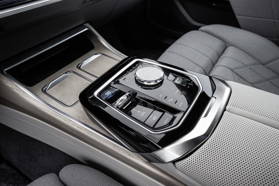 Детали интерьера BMW i7 xDrive60 (G70) 2022 года  (фото 19 из 24)