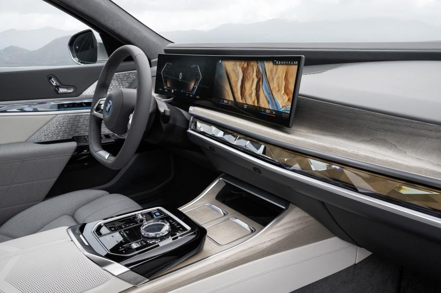Детали интерьера BMW i7 xDrive60 (G70) 2022 года  (фото 21 из 24)