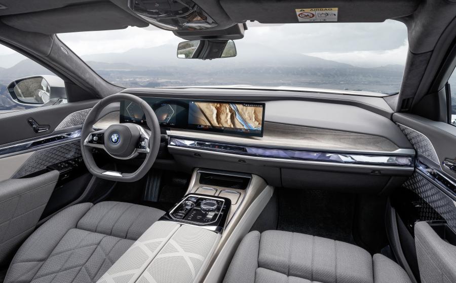 Торпедо BMW i7 xDrive60 (G70) 2022 года  (фото 22 из 24)