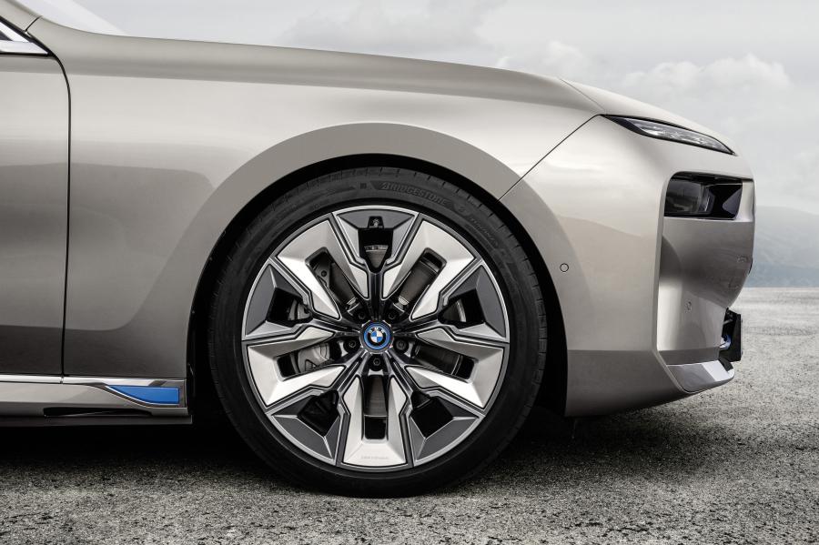 Колеса BMW i7 xDrive60 (G70) 2022 года  (фото 24 из 24)