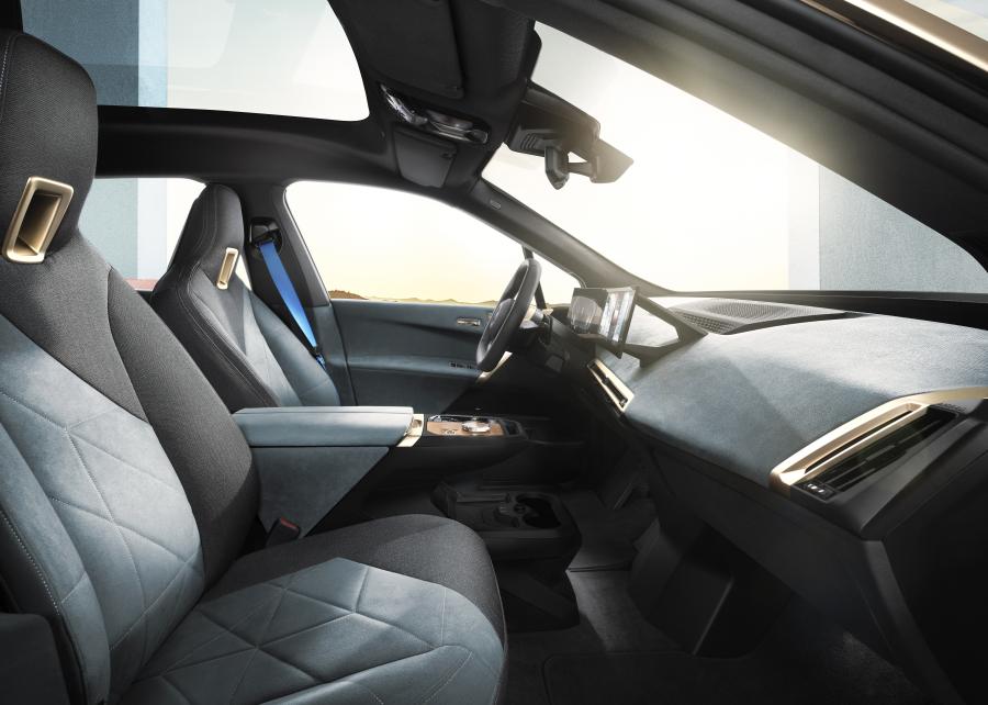 Интерьер BMW iX xDrive50 2021 года  (WW) (фото 10 из 22)