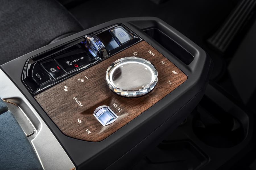 Детали интерьера BMW iX xDrive50 2021 года  (WW) (фото 16 из 22)