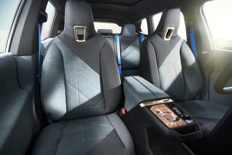 Интерьер BMW iX xDrive50 2021 года  (WW) (фото 21 из 22)
