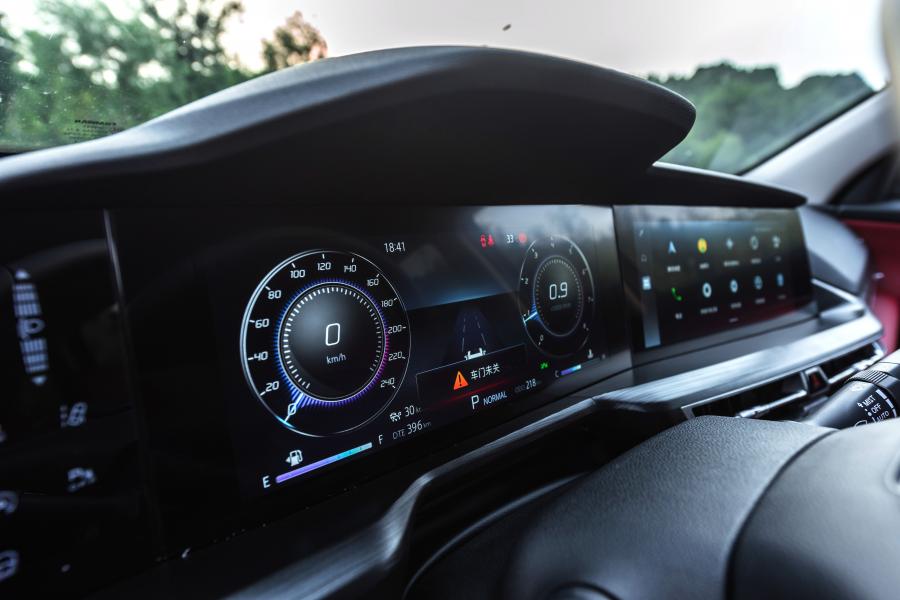 современный автомобиль с большим экраном на приборной панели