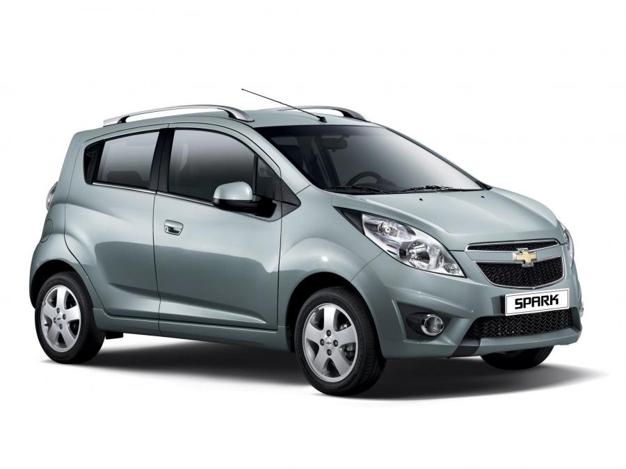 Chevrolet Spark на белом фоне