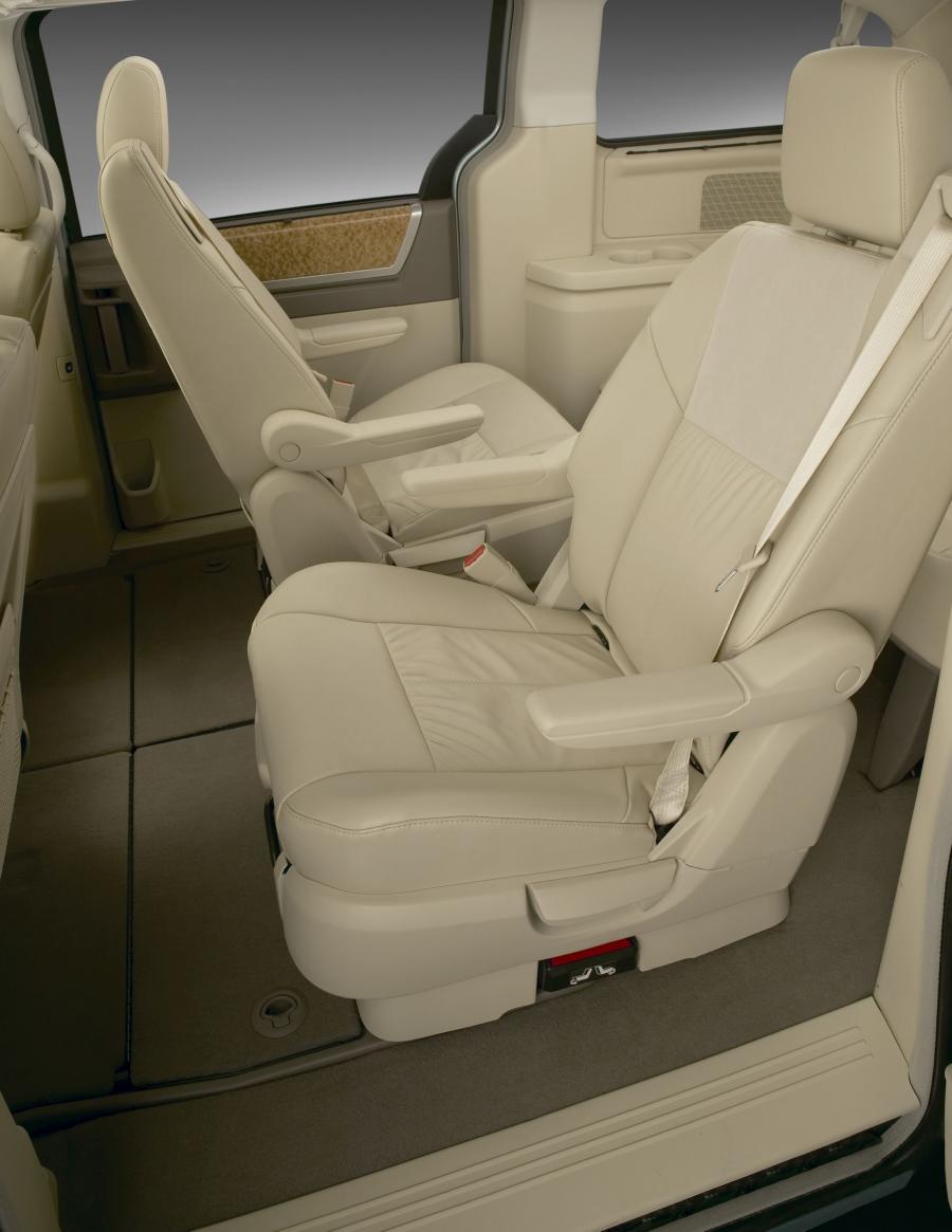 Chrysler Town Country 2008 салон