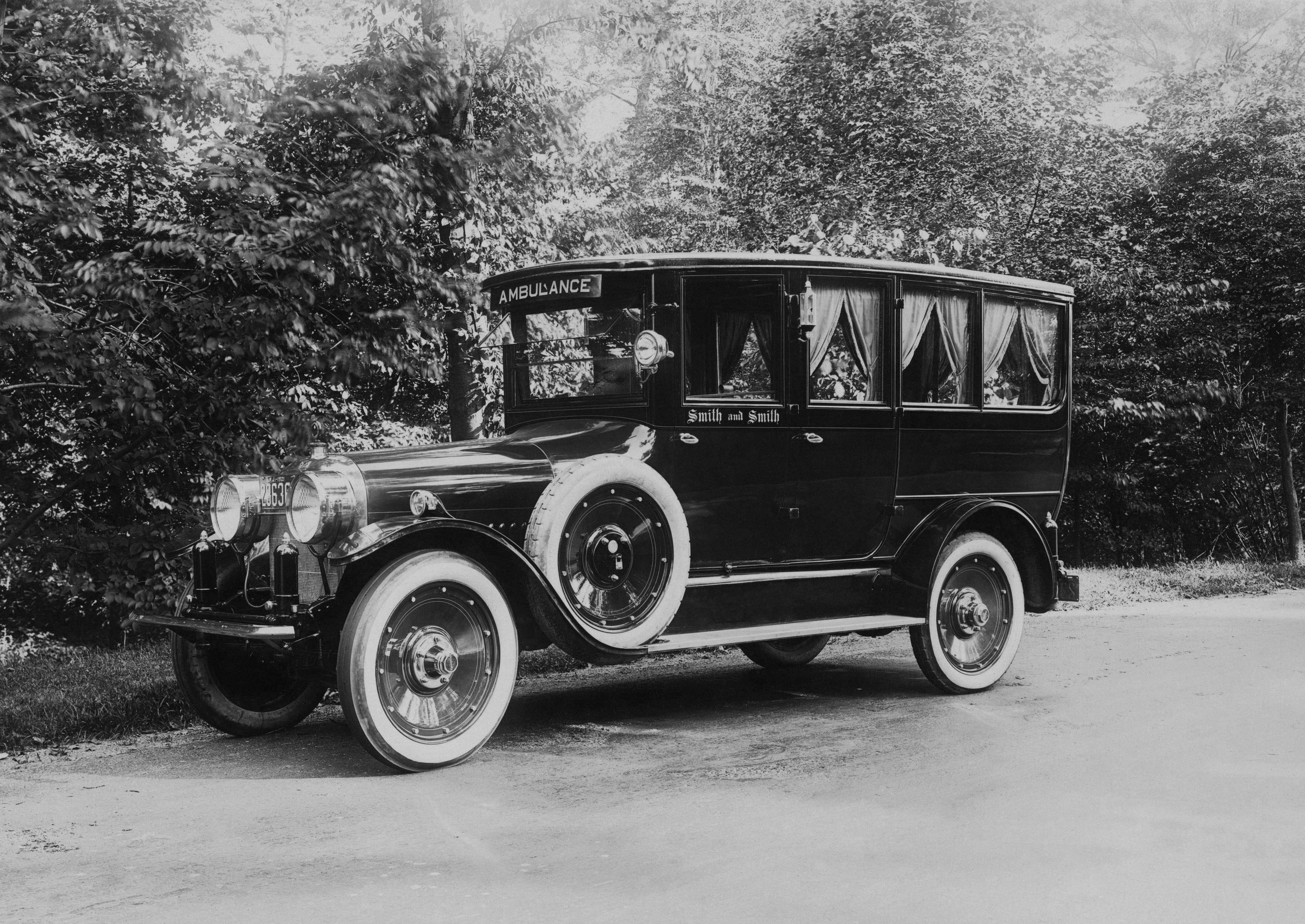 Cunningham Model V-4 Ambulance в кузове Style 99 A 1921 года выпуска ...