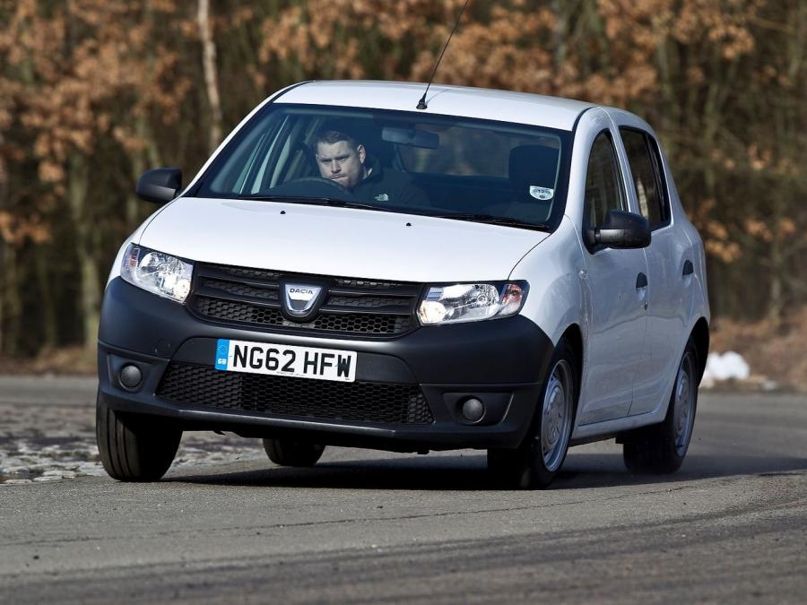 Рено дачия фото Dacia Sandero Access 2013 года выпуска для рынка Великобритании и Ирландии. Фото