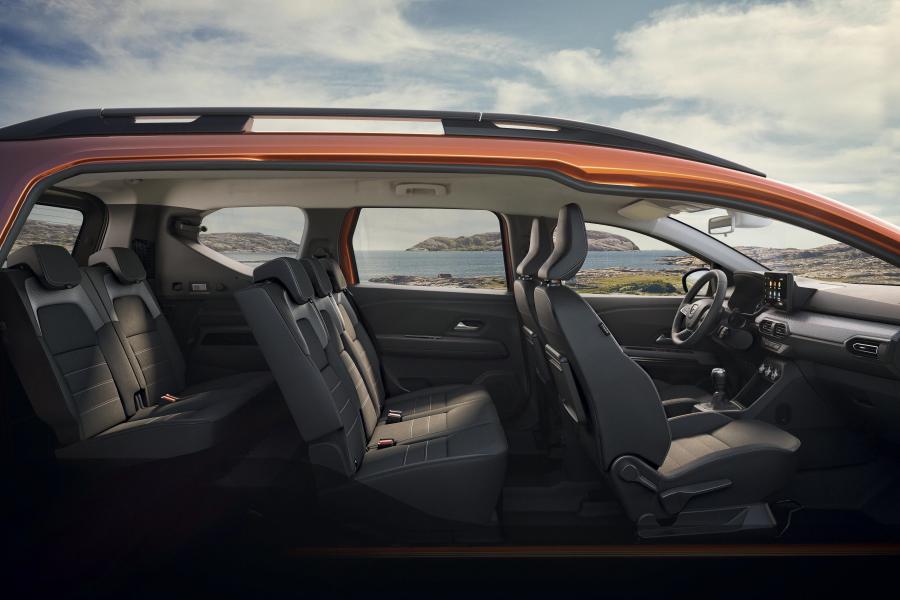 Интерьер Dacia Jogger 2021 года  (фото 5 из 8)