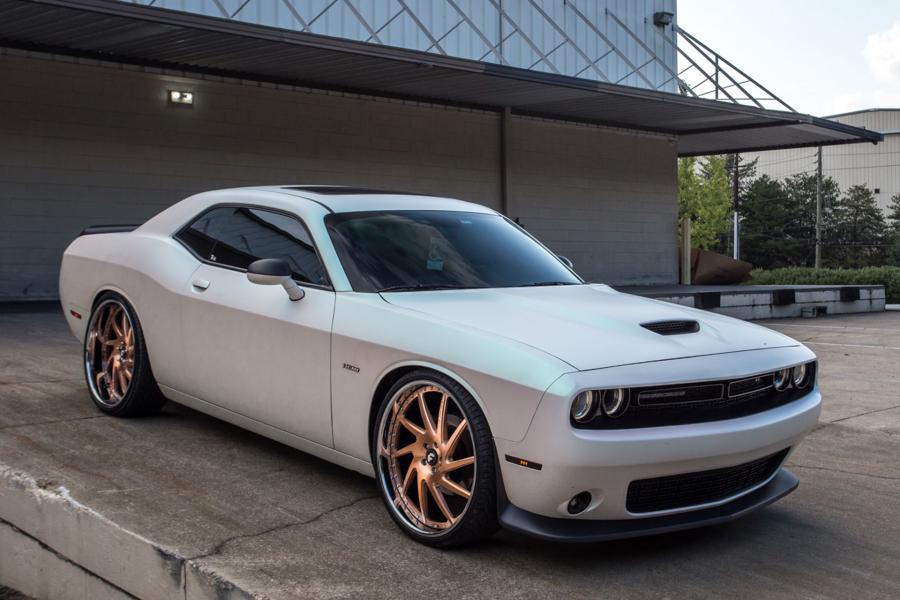 Dodge Challenger розовый