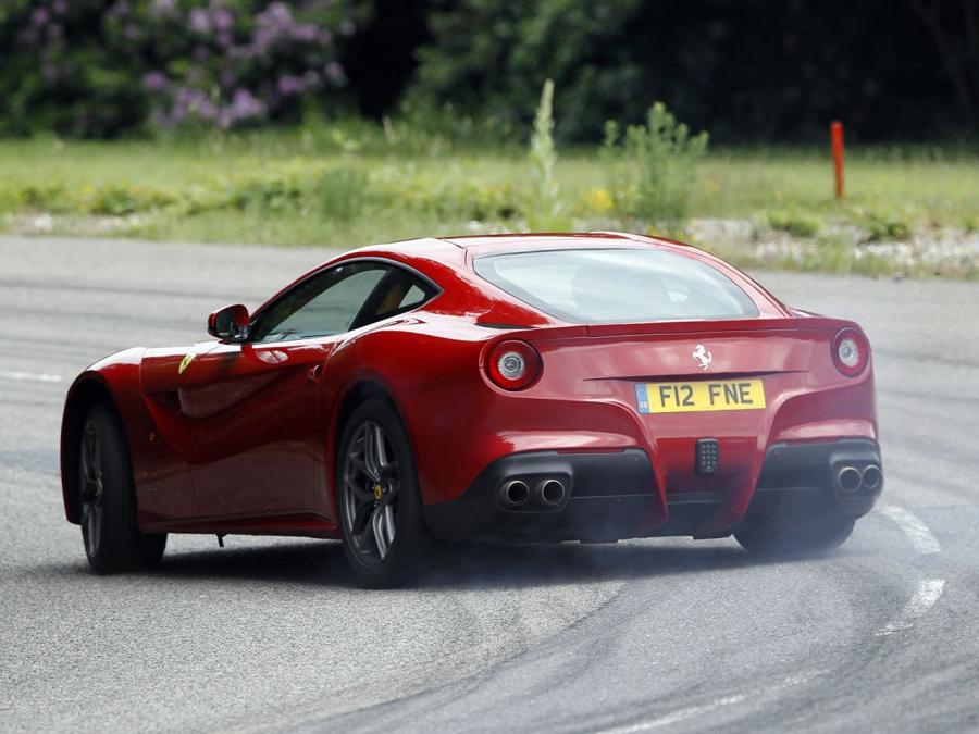 F12 Berlinetta капот