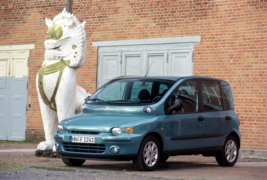 Fiat Multipla и нога