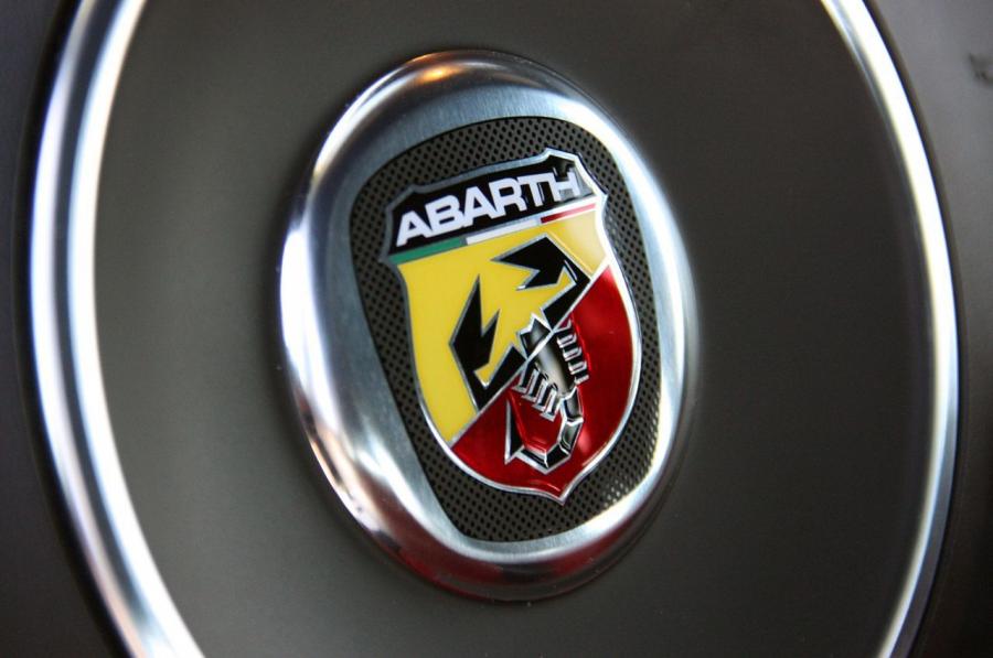 Abarth машина значок