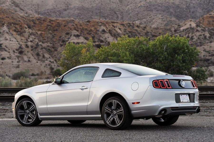 Ford Mustang v 2012