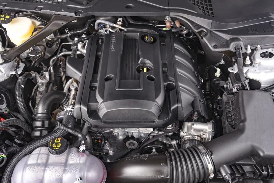 Моторный отсек Ford Mustang EcoBoost Convertible 2019 года (ZA) (фото 8 из ...