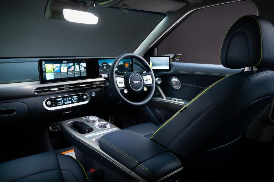 Интерьер Genesis GV60 2022 года  (UK) (фото 6 из 15)