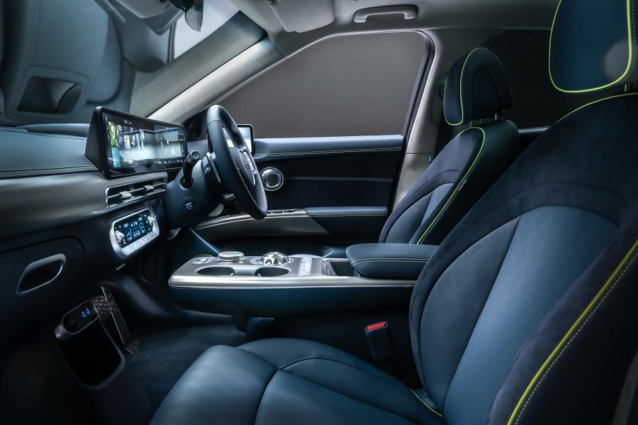 Интерьер Genesis GV60 2022 года  (UK) (фото 12 из 15)