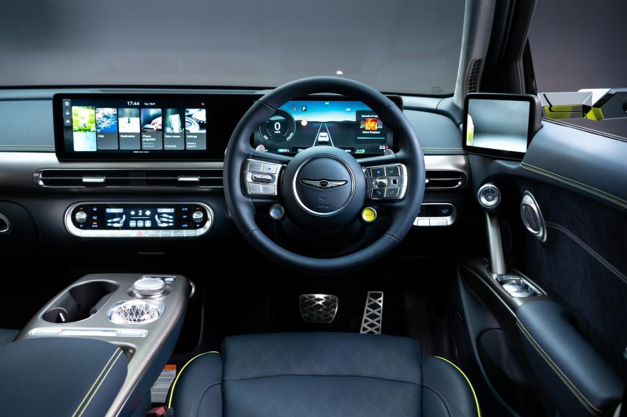 Интерьер Genesis GV60 2022 года  (UK) (фото 14 из 15)