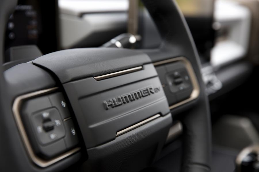Детали интерьера GMC Hummer EV "Edition 1" 2022 года  (NA) (фото 5 из 15)
