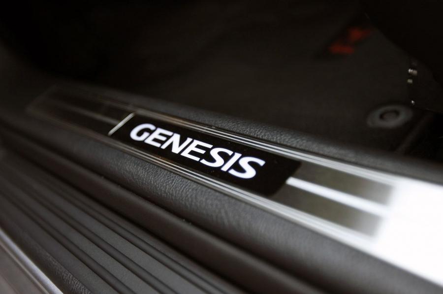 Шильдик Genesis на Hyundai