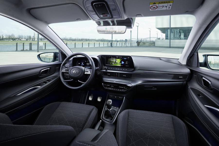 Интерьер Hyundai Bayon 2021 года  (WW) (фото 7 из 23)