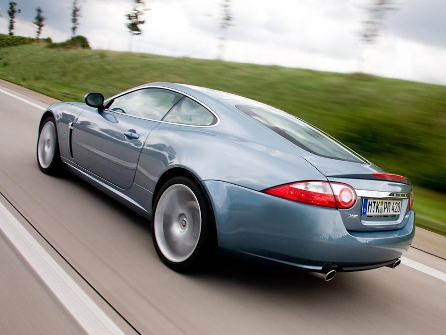 Машина Jaguar XK Coupe