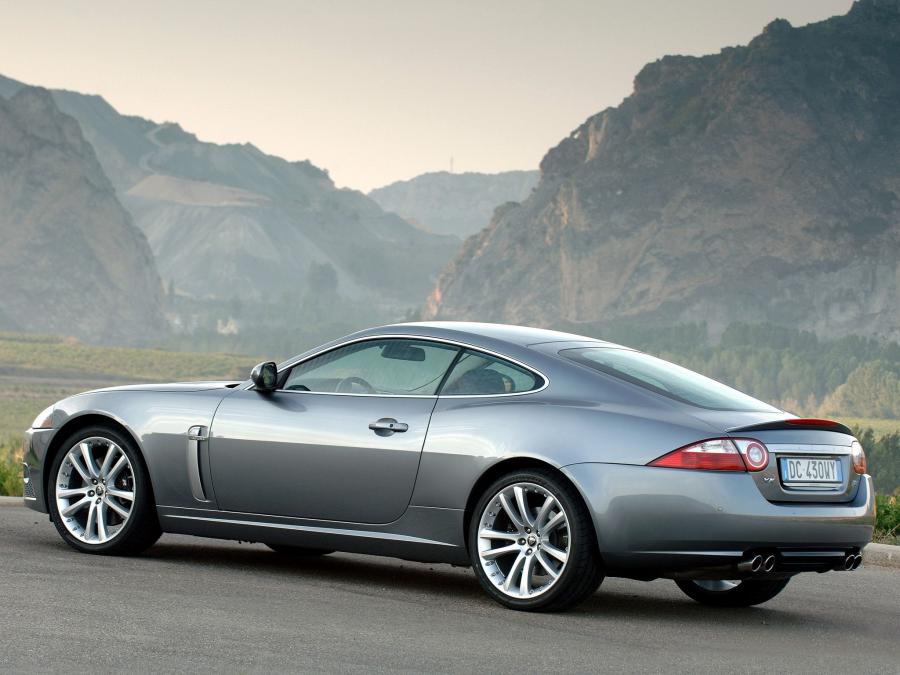 Машина Jaguar XK Coupe