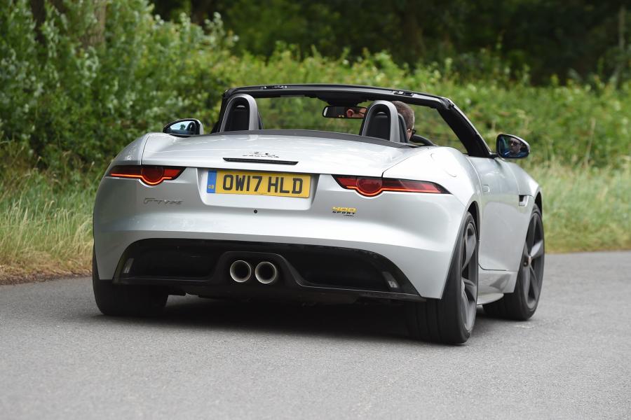 Jaguar f Type вид сзади