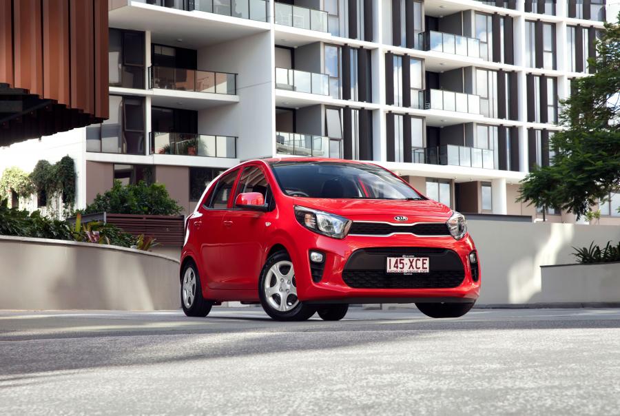 Запаркованные машины Kia Picanto