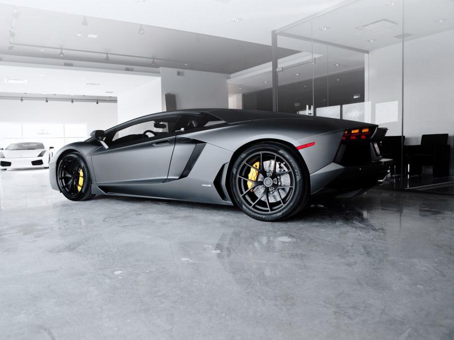 Lamborghini Aventador lp700 4 черные колеса